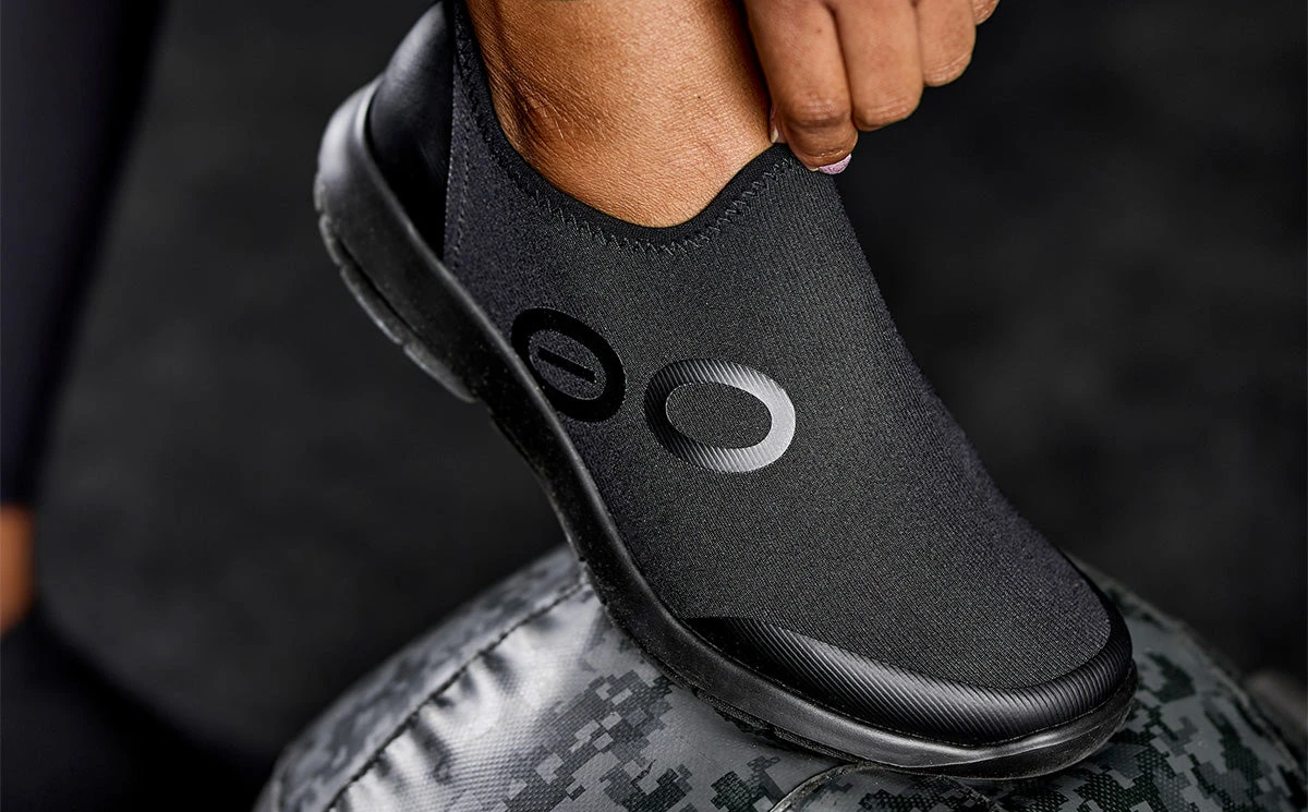 OOfos Women's OOmg Sport Low Shoe - Black 5 OOfos Women's OOmg Sport Low Shoe - Black - Image 3