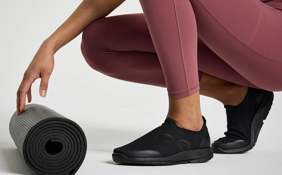 OOfos Women's OOmg Sport Low Shoe - Black 6 OOfos Women's OOmg Sport Low Shoe - Black - Image 4