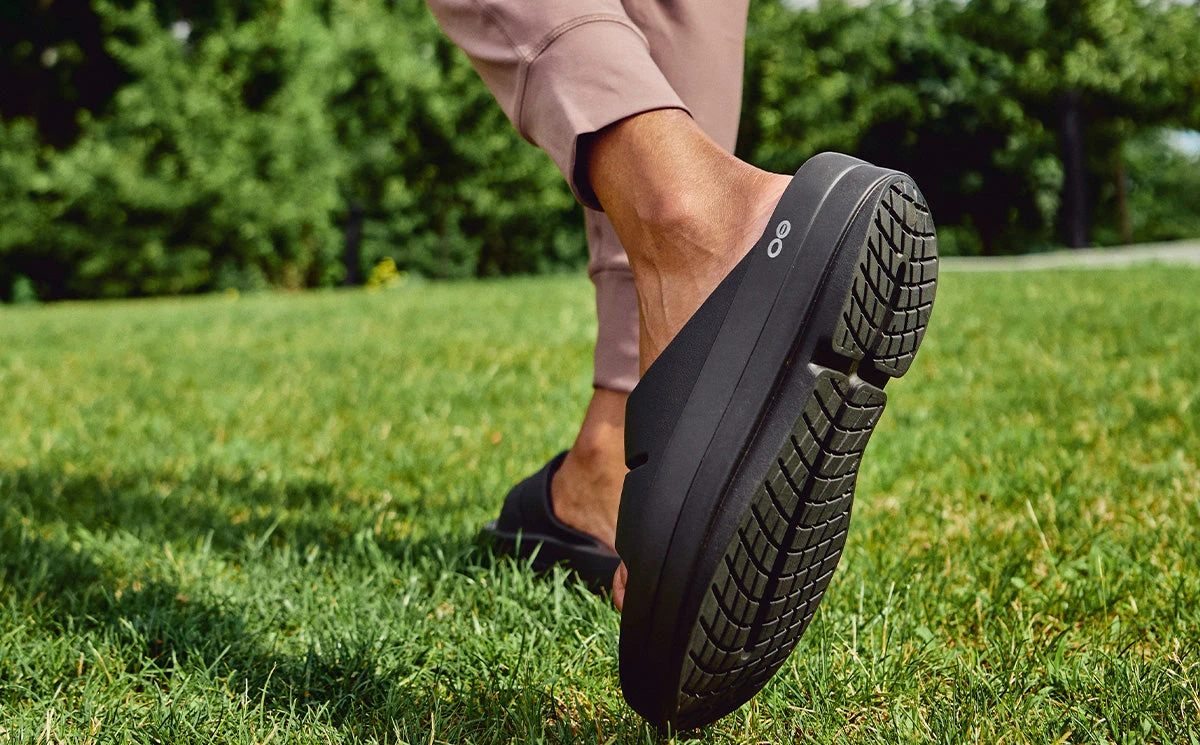 OOfos Women's OOmega OOahh Sandal - Black 5 OOfos Women's OOmega OOahh Sandal - Black - Image 3